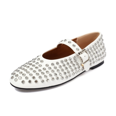 حذاء باليه ماري جين مسطح من الجلد النباتي بأصابع مستديرة من حجر الراين باللون الأبيض